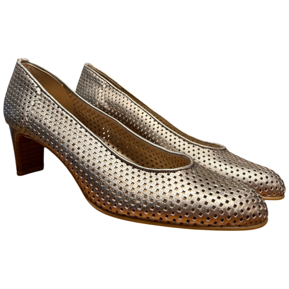 STUART WEITZMAN Women's 9N Metallic Gold Perforated Leather Pumps Laser Cut